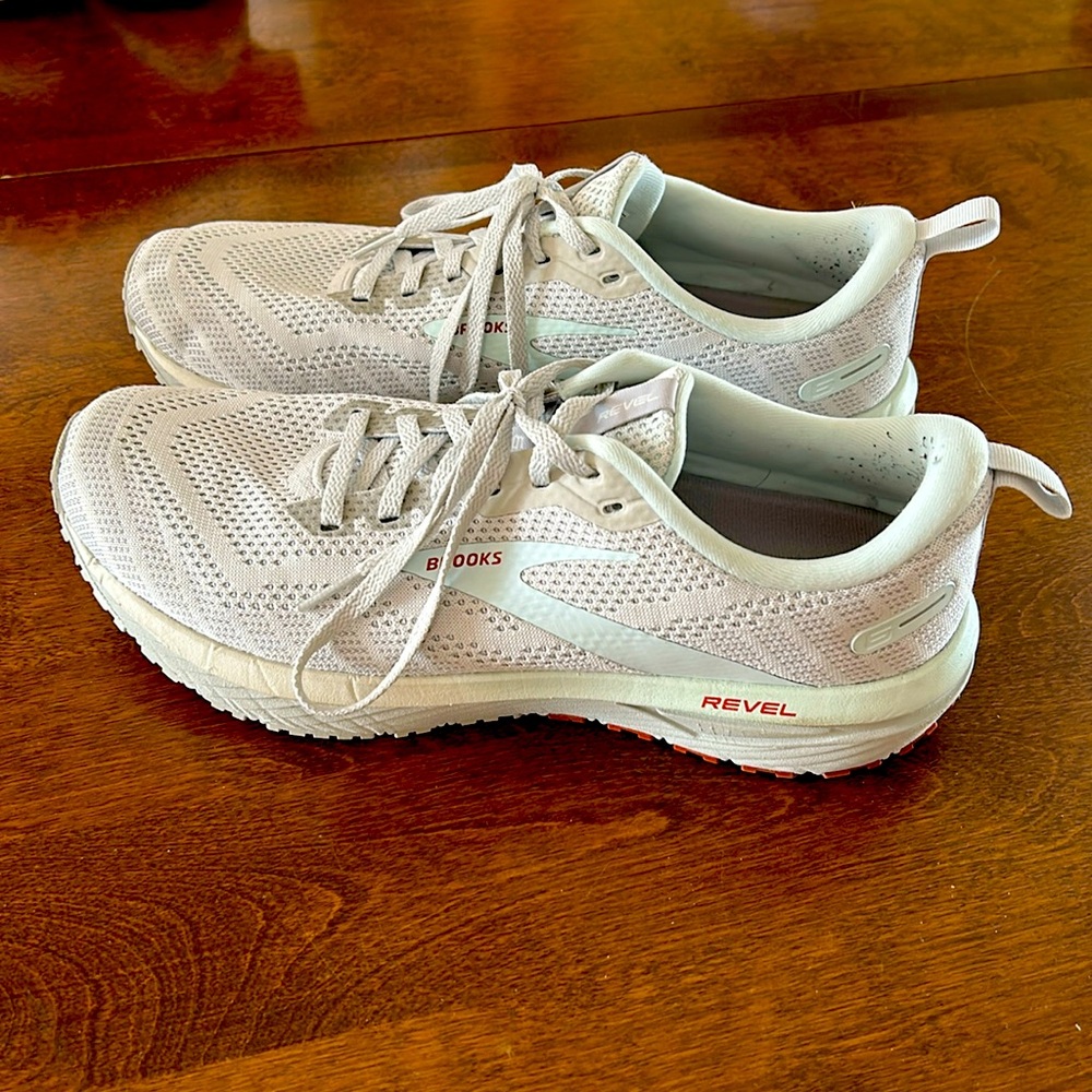 Women’s Brooks Revel 6 sneakers, size 11